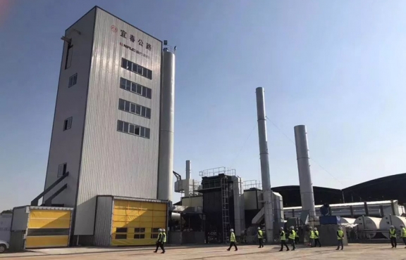 2018年10月12日，來自全國各地的筑養(yǎng)路行業(yè)專家、高?？蒲袑W者等150余人，蒞臨豐城綜合養(yǎng)護中心，現(xiàn)場觀摩全環(huán)保瀝青攪拌設(shè)備及各類環(huán)保裝置。